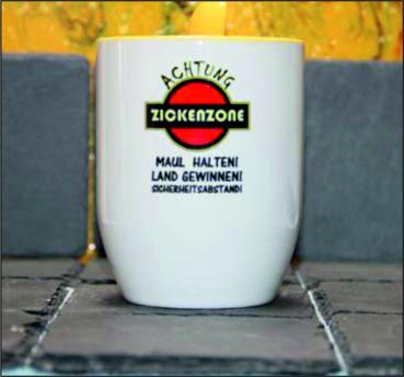 Weiße Tasse mit Spruch "ACHTUNG ZICKENZONE"